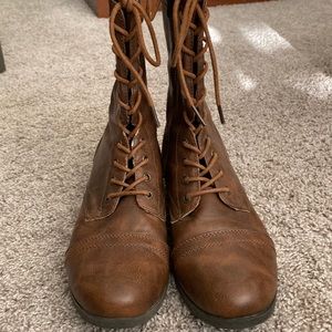 Stylish size 9 lace up boots